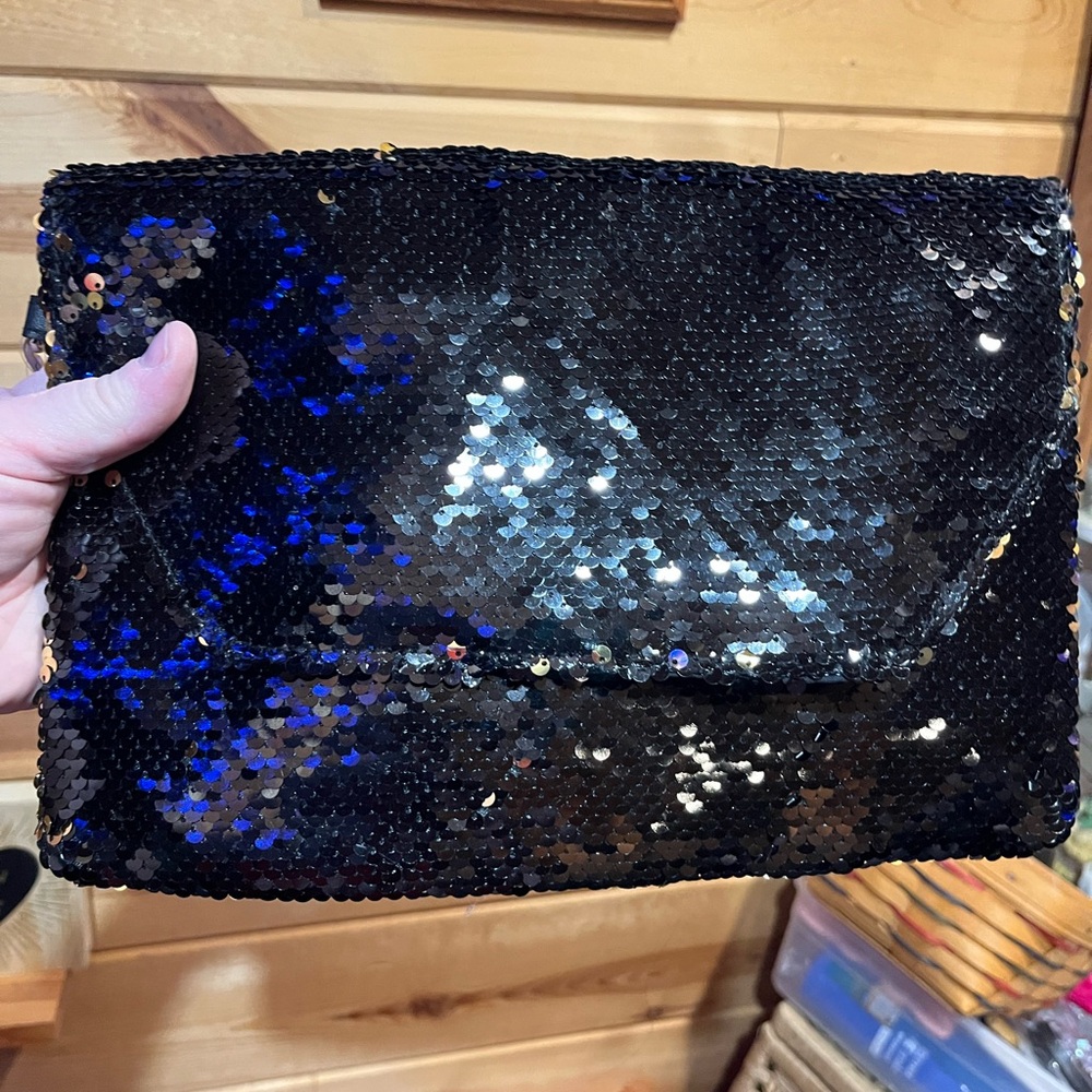 Elegant Sequin Clutch - Black and gold versatile gold or black design